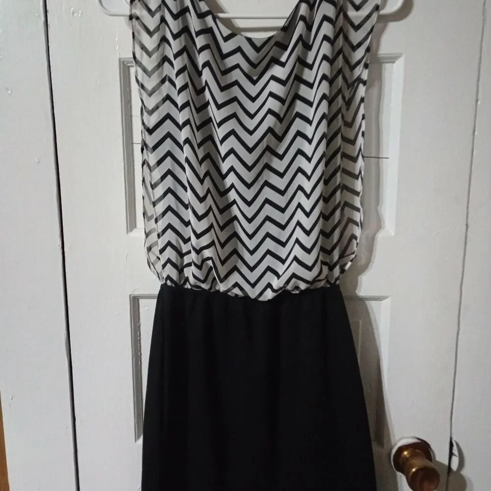 Candie's saw small women's dress sleeveless